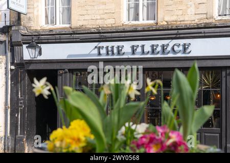 Il Fleece Inn / Hotel è una graziosa locanda tradizionale il cui edificio risale al XVII secolo, Market Place, Cirencester, Inghilterra. Foto Stock