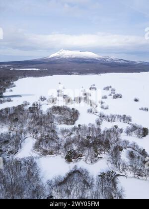 Lago Onuma, Giappone: Vista aerea del lago ghiacciato Onuma con il vulcano Komagatake sullo sfondo vicino a Hakodate a Hokkaido in inverno in Giappone Foto Stock