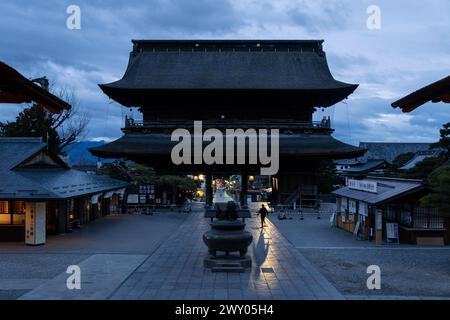 Nagano, Giappone - febbraio 29 2024: Una vista notturna del Tempio Zenkoji che risale al VII secolo a a a Nagano in Giappone. Questo è un giapponese importante Foto Stock