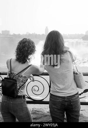 Due ragazze adolescenti vedono Niagra Falls Canada Foto Stock