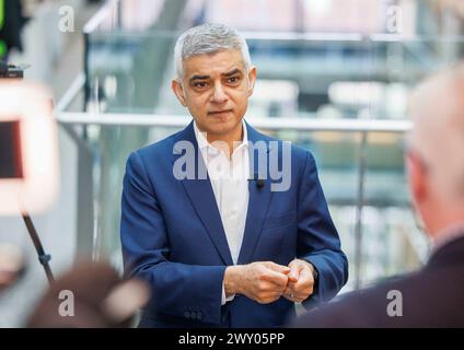 Londra, Regno Unito. 3 aprile 2024. Il sindaco di Londra, Sadiq Khan, il sindaco di Londra, Sadiq Khan, visita il Francis Crick Institute con la Cancelliera ombra, Rachel Reeves. Sadiq Khan, si candida per un terzo mandato alle elezioni Mayoral del 2 maggio. Ha promesso di creare 150.000 posti di lavoro ben retribuiti di alta qualità entro il 2028 nella sua campagna di rielezione. Crediti: Karl Black/Alamy Live News Foto Stock