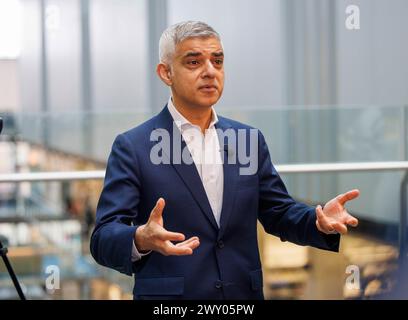 Londra, Regno Unito. 3 aprile 2024. Il sindaco di Londra, Sadiq Khan, il sindaco di Londra, Sadiq Khan, visita il Francis Crick Institute con la Cancelliera ombra, Rachel Reeves. Sadiq Khan, si candida per un terzo mandato alle elezioni Mayoral del 2 maggio. Ha promesso di creare 150.000 posti di lavoro ben retribuiti di alta qualità entro il 2028 nella sua campagna di rielezione. Crediti: Karl Black/Alamy Live News Foto Stock