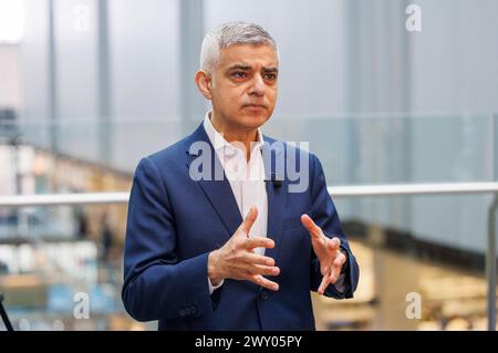 Londra, Regno Unito. 3 aprile 2024. Il sindaco di Londra, Sadiq Khan, il sindaco di Londra, Sadiq Khan, visita il Francis Crick Institute con la Cancelliera ombra, Rachel Reeves. Sadiq Khan, si candida per un terzo mandato alle elezioni Mayoral del 2 maggio. Ha promesso di creare 150.000 posti di lavoro ben retribuiti di alta qualità entro il 2028 nella sua campagna di rielezione. Crediti: Karl Black/Alamy Live News Foto Stock