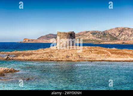 Vista panoramica sulla spiaggia di la Pelosa, una delle più belle località balneari del Mediterraneo, situata nella città di Stintino, nella Sardegna settentrionale, Ita Foto Stock