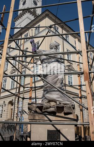 Statue fortificate a Leopoli, Ucraina, 15 marzo 2022. Foto Stock