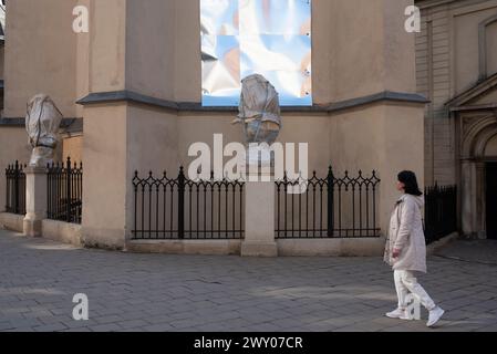 Statue fortificate a Leopoli, Ucraina, 15 marzo 2022. Foto Stock
