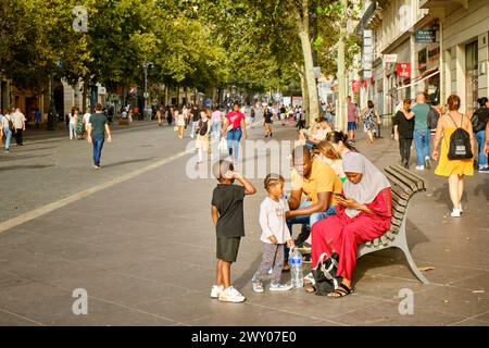 Multiculturalismo a Marsiglia. La Canebière, Francia Foto Stock