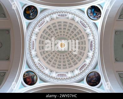 L'interno di una cupola di una chiesa dal basso a Urbino, Italia Foto Stock