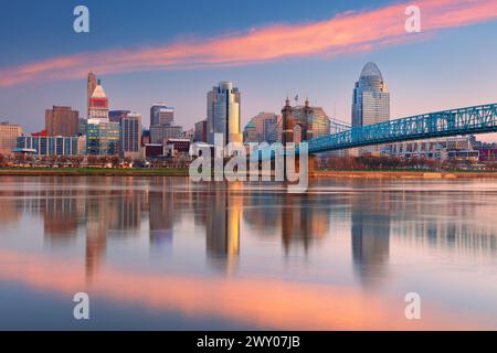 Cincinnati, Ohio, Stati Uniti. Immagine del paesaggio urbano di Cincinnati, Ohio, skyline del centro degli Stati Uniti con il ponte sospeso John A. Roebling e riflesso del cit Foto Stock