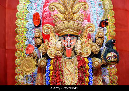 Idolo della dea Maa Kali in un puja pandal decorato a Calcutta, Bengala Occidentale, India. Kali puja, noto anche come Shyama Puja, è un famoso festival religioso Foto Stock