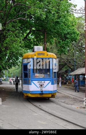 Il 19 marzo 2024, presso il deposito Esplanade di Kolkata, Bengala Occidentale, India, vi attende un tram a un solo pullman. Foto Stock