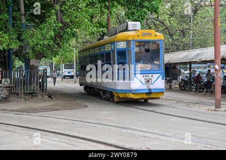 Il 19 marzo 2024, presso il deposito Esplanade di Kolkata, Bengala Occidentale, India, vi attende un tram a un solo pullman. Foto Stock