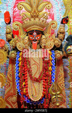 Idolo della dea Maa Kali in un puja pandal decorato a Calcutta, Bengala Occidentale, India. Kali puja, noto anche come Shyama Puja, è un famoso festival religioso Foto Stock