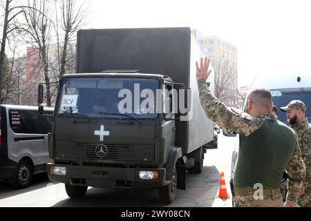 REGIONE DI KIEV, UCRAINA - 02 APRILE 2024 - i militari sono raffigurati durante l'evento per celebrare il secondo anniversario della liberazione della regione di Kiev dagli occupanti russi nei locali della Fondazione benefica regione sicura a Vyshneve, regione di Kiev, Ucraina settentrionale. Foto Stock