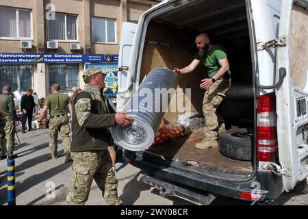 REGIONE DI KIEV, UCRAINA - 02 APRILE 2024 - i militari sono raffigurati durante l'evento per celebrare il secondo anniversario della liberazione della regione di Kiev dagli occupanti russi nei locali della Fondazione benefica regione sicura a Vyshneve, regione di Kiev, Ucraina settentrionale. Foto Stock