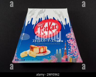 Un pacchetto a forma di monte Fuji di scatola di dolciumi al cioccolato Nestle KitKat (sapore di torta al formaggio alla fragola) dal Giappone. Foto Stock
