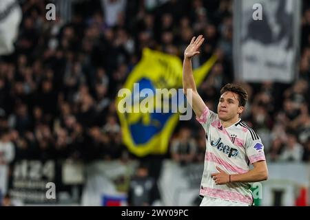 Torino, Italia. 2 aprile 2024. Federico Chiesa della Juventus FC saluta i tifosi durante la partita di Coppa Italia 2023/24 semifinale 1° gamba tra Juventus FC e SS Lazio allo Stadio Allianz. PUNTEGGIO FINALE : Juventus 2 | 0 Lazio credito: SOPA Images Limited/Alamy Live News Foto Stock