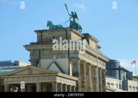 La porta di Brandeburgo è in stile neoclassico berlinese. E' il monumento piu' famoso di Berlino, situato vicino all'Ambasciata americana Foto Stock