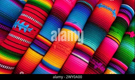 Tessuto colorato visto sui mercati di Perù, Bolivia, america latina e Marocco Foto Stock
