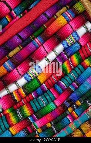 Tessuto colorato visto sui mercati di Perù, Bolivia, america latina e Marocco Foto Stock
