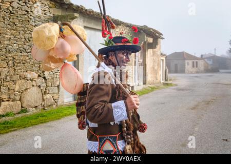 Festival del solstizio d'inverno a Vila ChÃ da Braciosa. Il personaggio Velha (la vecchia donna) è dipinto di nero e porta una croce di sughero bruciato allo sporco Foto Stock