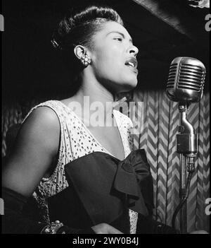 BILLIE HOLIDAY (1915-1959) cantante jazz e swing statunitense al Downbeat Jazz Club di New York nel 1947 Foto Stock