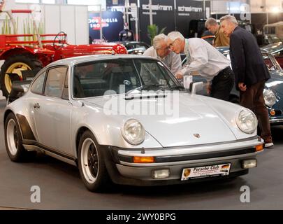 Essen, Germania. 3 aprile 2024. I visitatori possono dare un'occhiata a una Porsche Turbo del 1987 alla mostra di auto d'epoca "Techno classica". Techno-classica è una delle più grandi fiere di auto d'epoca al mondo. Più di 2700 auto d'epoca sono esposte a prezzi che vanno da meno di 10.000 a diversi milioni di euro. Crediti: Roland Weihrauch/dpa/Alamy Live News Foto Stock