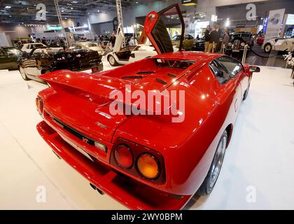 Essen, Germania. 3 aprile 2024. Una Lamborghini Diablo VT del 1995 è esposta alla mostra di auto d'epoca "Techno classica". Techno-classica è una delle più grandi fiere di auto d'epoca al mondo. Più di 2700 auto d'epoca sono esposte a prezzi che vanno da meno di 10.000 a diversi milioni di euro. Crediti: Roland Weihrauch/dpa/Alamy Live News Foto Stock