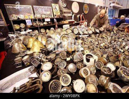 Essen, Germania. 3 aprile 2024. I ricambi per auto d'epoca sono venduti presso uno stand alla fiera "Techno classica". Techno-classica è una delle più grandi fiere di auto d'epoca al mondo. Più di 2700 auto d'epoca sono esposte a prezzi che vanno da meno di 10.000 a diversi milioni di euro. Crediti: Roland Weihrauch/dpa/Alamy Live News Foto Stock