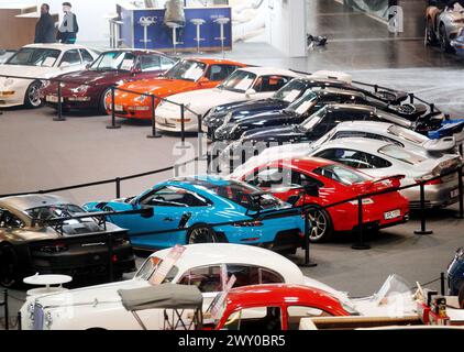 Essen, Germania. 3 aprile 2024. Alcuni modelli Porsche Turbo saranno esposti alla mostra di auto d'epoca "Techno classica" in occasione del 50° anniversario. Techno-classica è una delle più grandi fiere di auto d'epoca al mondo. Più di 2700 auto d'epoca sono esposte a prezzi che vanno da meno di 10.000 a diversi milioni di euro. Crediti: Roland Weihrauch/dpa/Alamy Live News Foto Stock