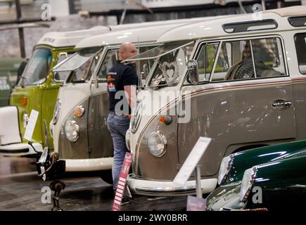 Essen, Germania. 3 aprile 2024. Gli autobus VW, in primo piano un T-1 del 1963, sono esposti alla mostra di auto d'epoca "Techno classica". Techno-classica è una delle più grandi fiere di auto d'epoca al mondo. Più di 2700 auto d'epoca sono esposte a prezzi che vanno da meno di 10.000 a diversi milioni di euro. Crediti: Roland Weihrauch/dpa/Alamy Live News Foto Stock