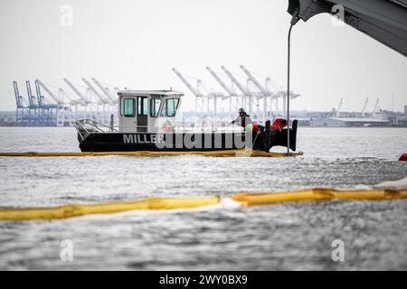 Soccorritori con il boom di contenimento del cambio dello Unified Command vicino al M/V Dali nel fiume Patapsco, a Baltimora, Maryland, sabato 30 marzo, 2024. le priorità principali del comando unificato di risposta al ponte sono garantire la sicurezza del pubblico e dei soccorritori, la responsabilità delle persone scomparse, il ripristino sicuro delle infrastrutture di trasporto e del commercio, la protezione dell'ambiente e il sostegno alle indagini. Il Key Bridge è stato colpito dalla nave cargo Dali, bandiera di Singapore, la mattina presto del 26 marzo 2024. Foto di PO2 Taylor Bacon/U.S. Guardia costiera/UPI Foto Stock