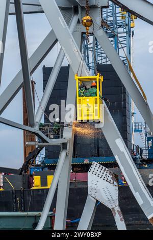 Il personale altamente addestrato delle operazioni di salvataggio utilizza una torcia esotermica per tagliare una parte del lato nord del crollato Francis Scott Key Bridge sabato 30 marzo 2024 a Baltimora, Maryland. Una volta separati dalla struttura, le sezioni più piccole del ponte in acciaio verranno spostate in un sito di smaltimento. Gli sforzi fanno parte della missione più ampia per liberare il canale di Fort McHenry. Il Key Bridge è stato colpito dalla nave cargo Dali, bandiera di Singapore, la mattina presto del 26 marzo 2024. Foto di Charles Delano/U.S. Army Corps of Engineers/UPI Foto Stock