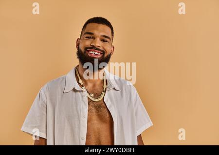 Un uomo barbuto trasuda un fascino irresistibile con la sua camicia bianca, simbolo di raffinatezza che si sposa con la sua mascolinità naturale. Foto Stock