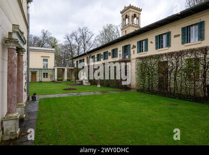 Potsdam, Germania. 3 aprile 2024. Il cortile giardino del Palazzo Glienicke, che fa parte della Fondazione prussiana Palazzi e Giardini Berlino-Brandeburgo (SPSG). Nel corso della tradizionale conferenza stampa annuale del 5 aprile 2024, il bilancio dell'anno passato e i piani della fondazione saranno presentati. Credito: Soeren Stache/dpa/Alamy Live News Foto Stock