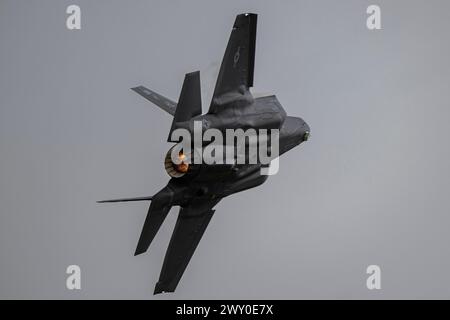 Un F-35A Lightning II della U.S. Air Force assegnato all'F-35A Lightning II Demonstration Team esegue uno spettacolo di esercitazione presso la Hill Air Force base, Utah Foto Stock