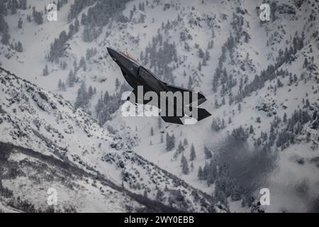 Un F-35A Lightning II della U.S. Air Force assegnato all'F-35A Lightning II Demonstration Team esegue uno spettacolo di esercitazione presso la Hill Air Force base, Utah Foto Stock