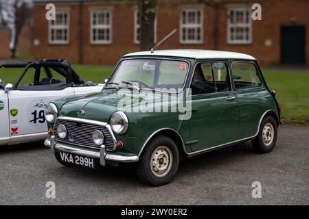 1970 Austin Mini Cooper S, in mostra all'assemblea Motorsport tenutasi presso il Bicester Heritage Centre il 31 marzo 2024. Foto Stock