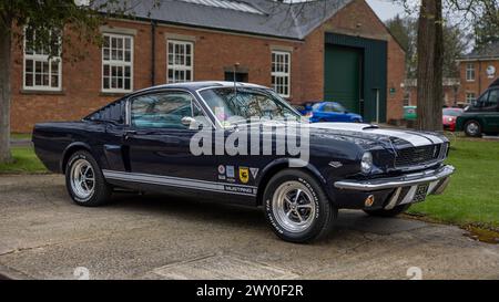 1966 Ford Mustang GT, in mostra all'assemblea Motorsport tenutasi presso il Bicester Heritage Centre il 31 marzo 2024. Foto Stock