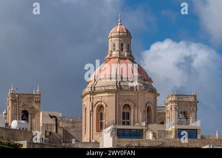 La cupola di St. La Chiesa di Nicola si erge sopra i tetti del centro storico di la Valletta, Malta Foto Stock