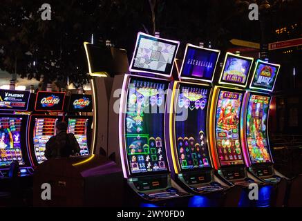 Persona che gioca alle slot machine al casinò di Las Vegas Foto Stock