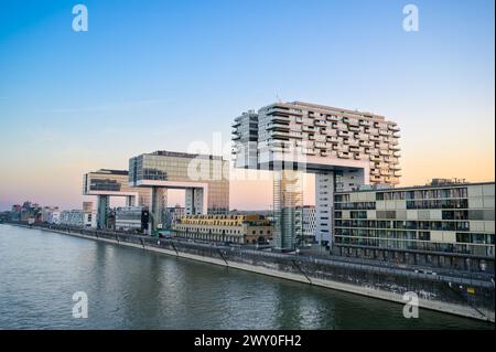 Promenade presso il porto del Reno di Colonia, Germania: Appartamenti moderni e edifici per uffici fiancheggiano il porto industriale formale Foto Stock