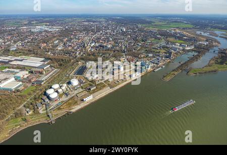 Luftbild, Pilkington Automotive Deutschland GmbH Werk, GARANT Mineralöl Handelsgesellschaft mbH Tanklager und Klärwerk und Stadthafen am Fluss Rhein mit Lippemündung, Wohngebiet City mit Ortsansicht Wesel, mit Willibrodi Dom und Rathaus Stadtverwaltung, hinten der Fernmeldeturm Langer Heinrich, Wesel, Nordrhedi Dom und Deutschin-Deutschland, Deutschland, Deutschland, Deutschland * GARANT Mineralöl Handelsgesellschaft mbH azienda di cisterne e impianto di trattamento delle acque reflue e porto cittadino sul fiume Reno con foce del Lippe, zona residenziale città con vista Foto Stock