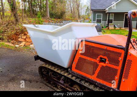 Trasporto di calcestruzzo nei cantieri edili mediante cingoli in gomma autoscaricanti Foto Stock