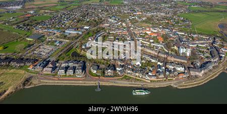 Luftbild, Rheinpromenade und Innenstadtansicht, Baustelle mit Renovierung der Kirchtürme an der kath. Kirche St Mariä Himmelfahrt, Rathaus Stadtverwaltung, Marktplatz Rees Fußgängerzone mit Schriftzug REES in bunten Großbuchstaben auf dem Platz, historische Marktplatzpumpe, Ausflugsschiff am Fluss Rhein, Rees, Nordrhein-Westfalen, Deutschland ACHTUNGxMINDESTHONORARx60xEURO * Mariä municipio amministrazione comunale, Marketplace Rees zona pedonale con Foto Stock