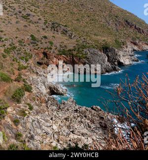 Paradiso spiaggia vuota senza persone e mare turchese chiamato "Cala Capreria" presso la riserva dello Zingaro, SCO Foto Stock