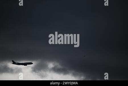 3 aprile 2024, Assia, Francoforte sul meno: Un Boeing 747 della Lufthansa si sta avvicinando all'aeroporto di Francoforte mentre nuvole di pioggia scura si spostano sulla regione del Reno-meno. Foto: Arne Dedert/dpa Foto Stock