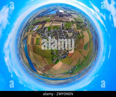 Luftbild, Wohngebiet Ortsansicht Ginderich, umgeben von Wiesen und Feldern, Erdkugel, Fisheye Aufnahme, Fischaugen Aufnahme, 360 Grad Aufnahme, Tiny World, Little Planet, Fisheye Bild, Ginderich, Wesel, Nordrhein-Westfalen, Deutschland ACHTUNGxMINDESTHONORARx60xEURO *** Vista aerea, zona residenziale, veduta di Ginderich, circondata da prati e campi, globo, immagine fisheye, immagine a 360 gradi, mondo minuscolo, Little Planet, fisheye image, Ginderich, Wesel, Renania settentrionale-Vestfalia, Germania ACHTUNGxMINDESTHONORARx60xEURO Foto Stock