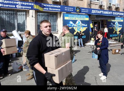 Non esclusiva: REGIONE DI KIEV, UCRAINA - 02 APRILE 2024 - i cittadini portano rifornimenti da donare ai militari ucraini durante l'evento che segna il Foto Stock