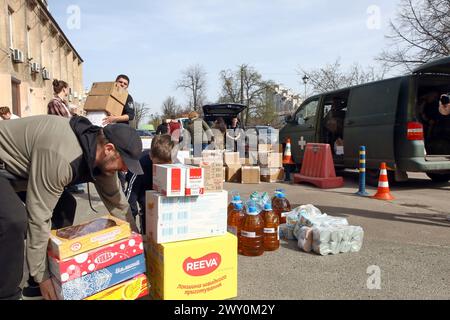 Non esclusiva: REGIONE DI KIEV, UCRAINA - 02 APRILE 2024 - i cittadini portano rifornimenti da donare ai militari ucraini durante l'evento che segna il Foto Stock